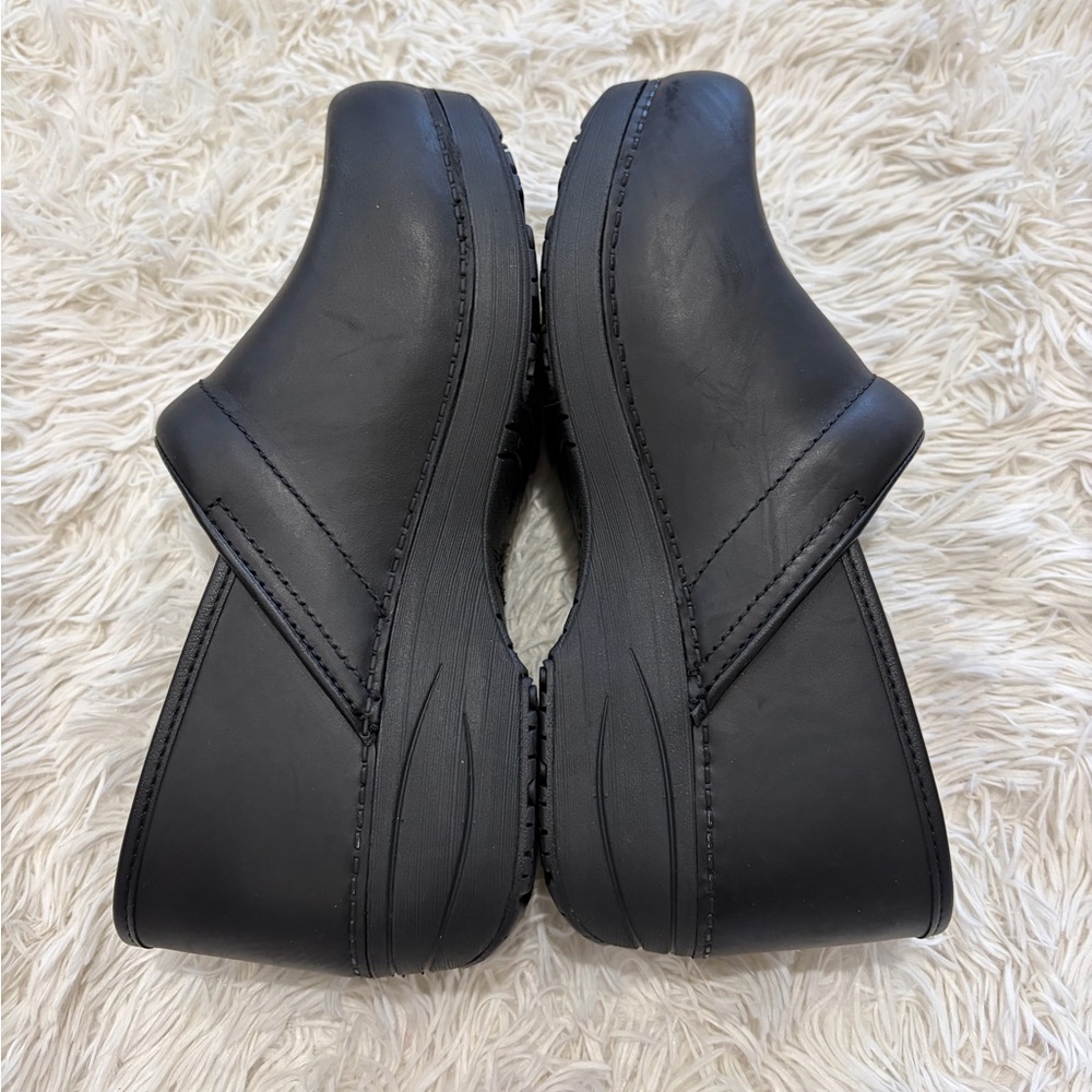 Dansko Women's XP 2.0 Black Waterproof Clogs - Size 40 US 9.5 Wide - Picture 8 of 9